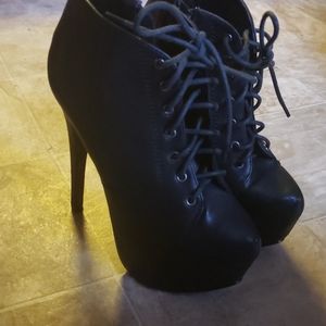 Heeled boots